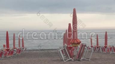 晚上在海滩上用封闭的<strong>沙滩伞</strong>